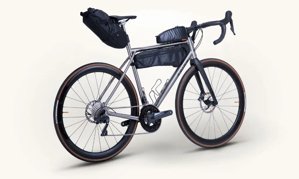 chiru-kunlun-road-bikepacking-back-2.webp