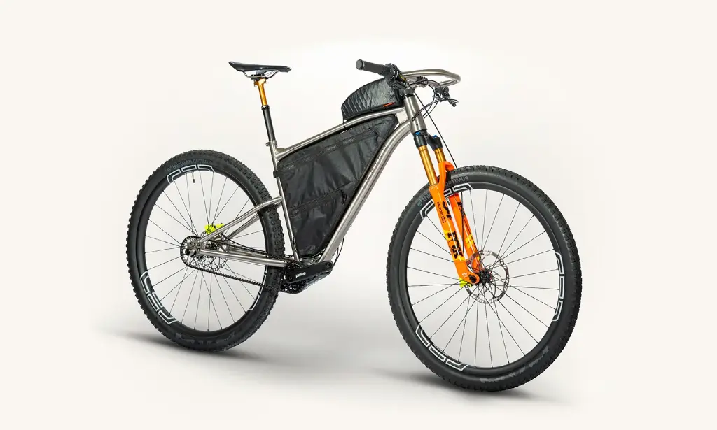 chiru-divider-pinion-aventure-bikepacking-front-turn.webp